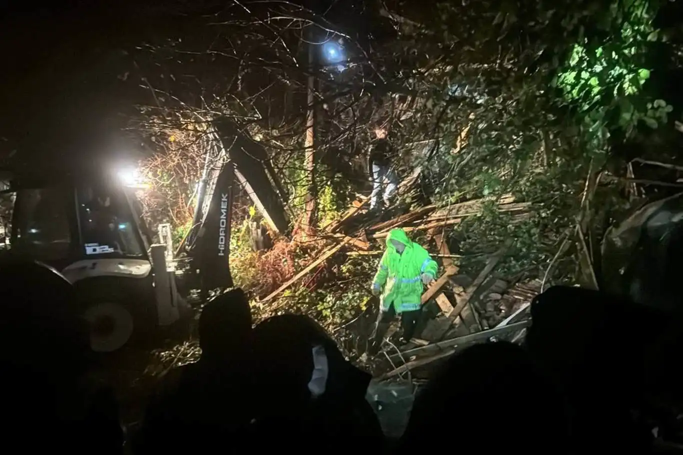 Li Zongildakê hêlan pêk hat: Dayîk û kurê wê di bin ax de man, 21 kes birîndar bûn