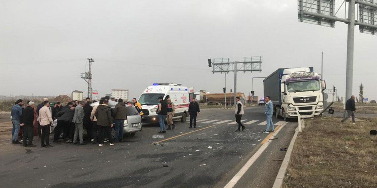 Çınar'da TIR ile otomobil çarpıştı; 2 ağır yaralı