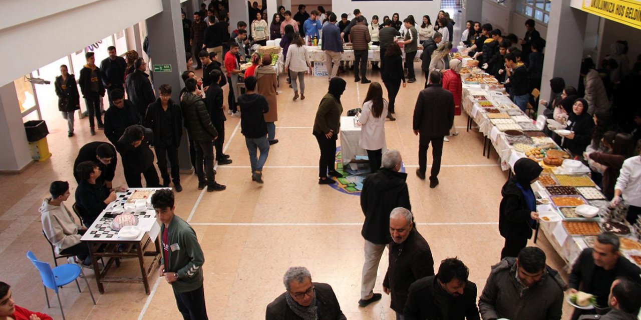 Diyarbakır Cumhuriyet Fen Lisesi öğrencileri Gazze yararına kermes düzenledi