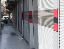 Cizre'de esnafa kepenk kapattırıldı