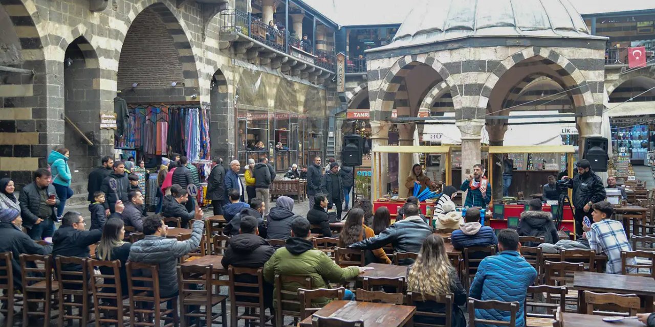 Diyarbakır'da kitap Mezadı Hasanpaşa Hanı'nda yapıldı
