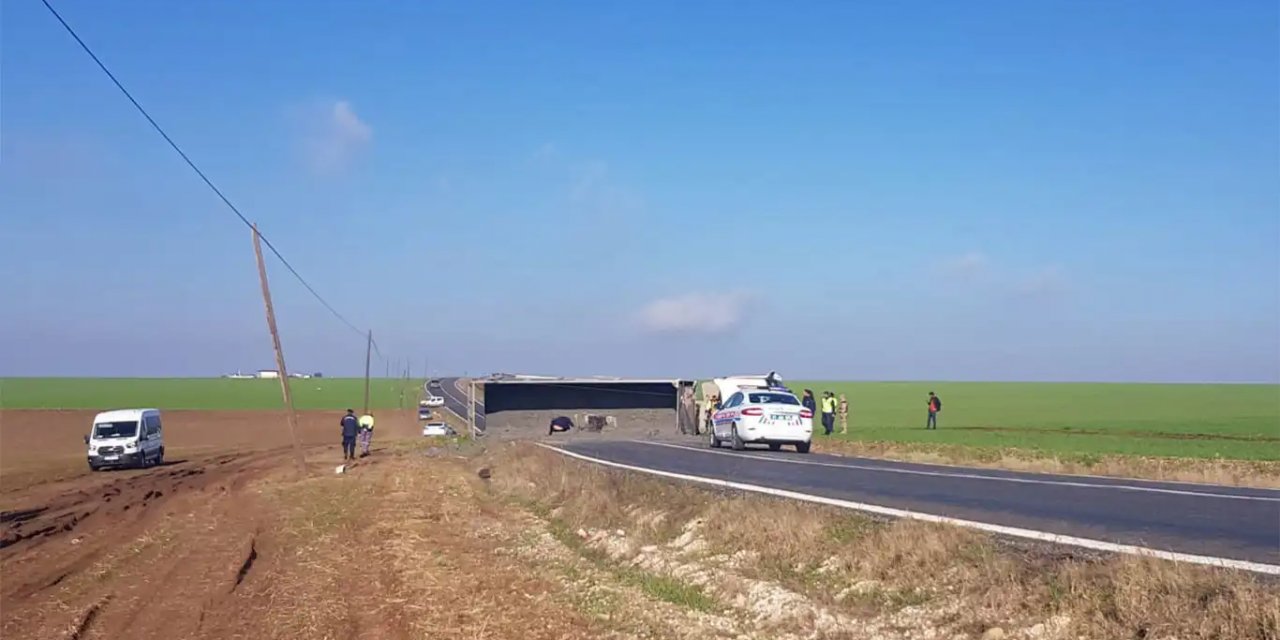 Hani'de devrilen kamyon yolu çift yönlü trafiğe kapattı