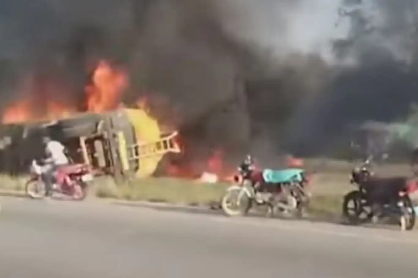 Li Lîberyayê tankera sotemeniyê wergeriya û teqiya: 40 kes mirin