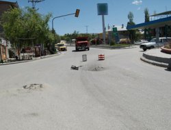 Çöken yol kazaya davetiye çıkartıyor