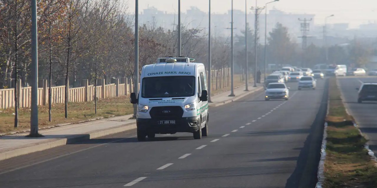 Diyarbakır'daki trafik kazasında vefat edenlerin cenazesi defnedilmek üzere Adana'ya götürüldü