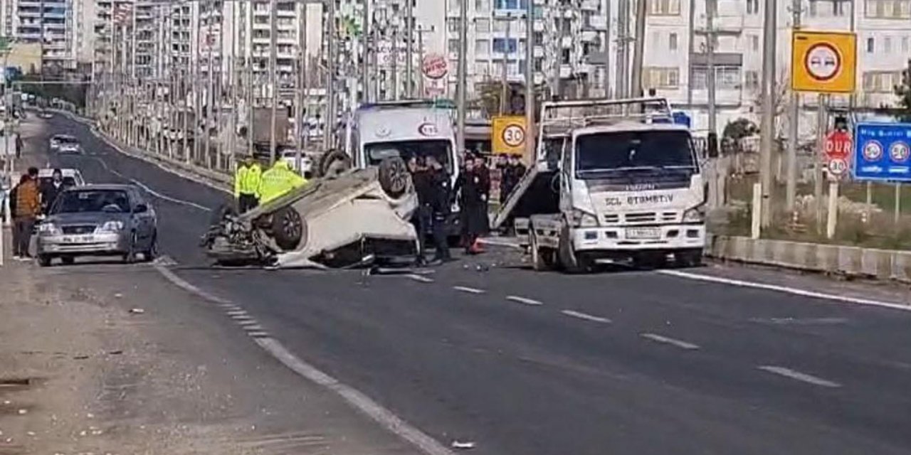 Ergani'de hafriyat kamyonu ile otomobil çarpıştı: 3 yaralı