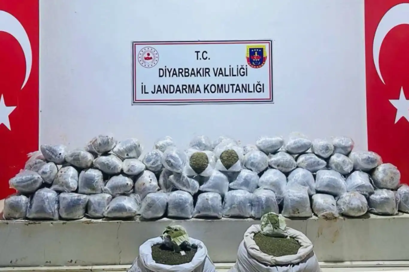 Diyarbakır'da 9 ton kubar esrar ele geçirildi