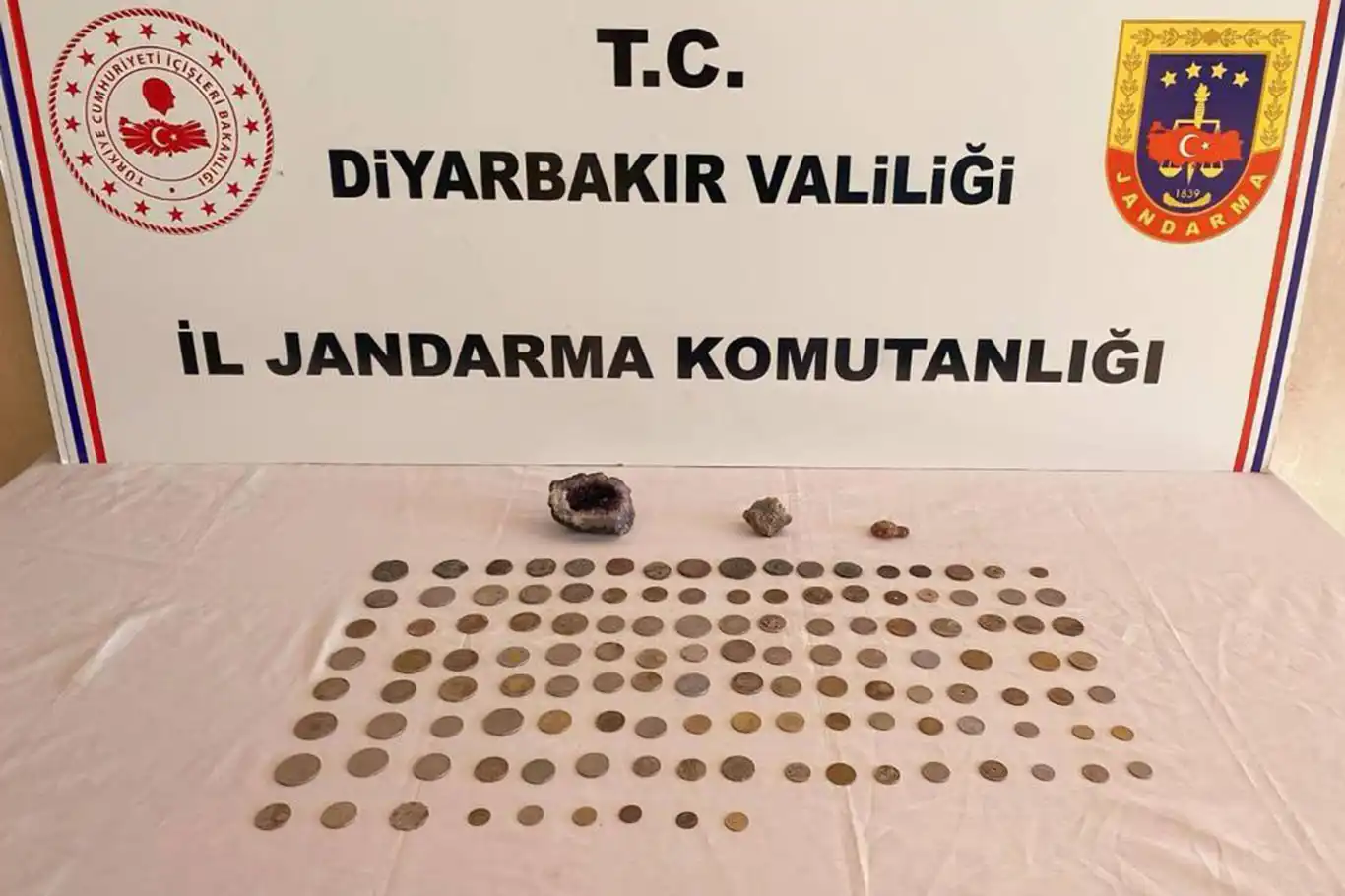 Diyarbakır'da 130 adet sikke ve obje ele geçirildi