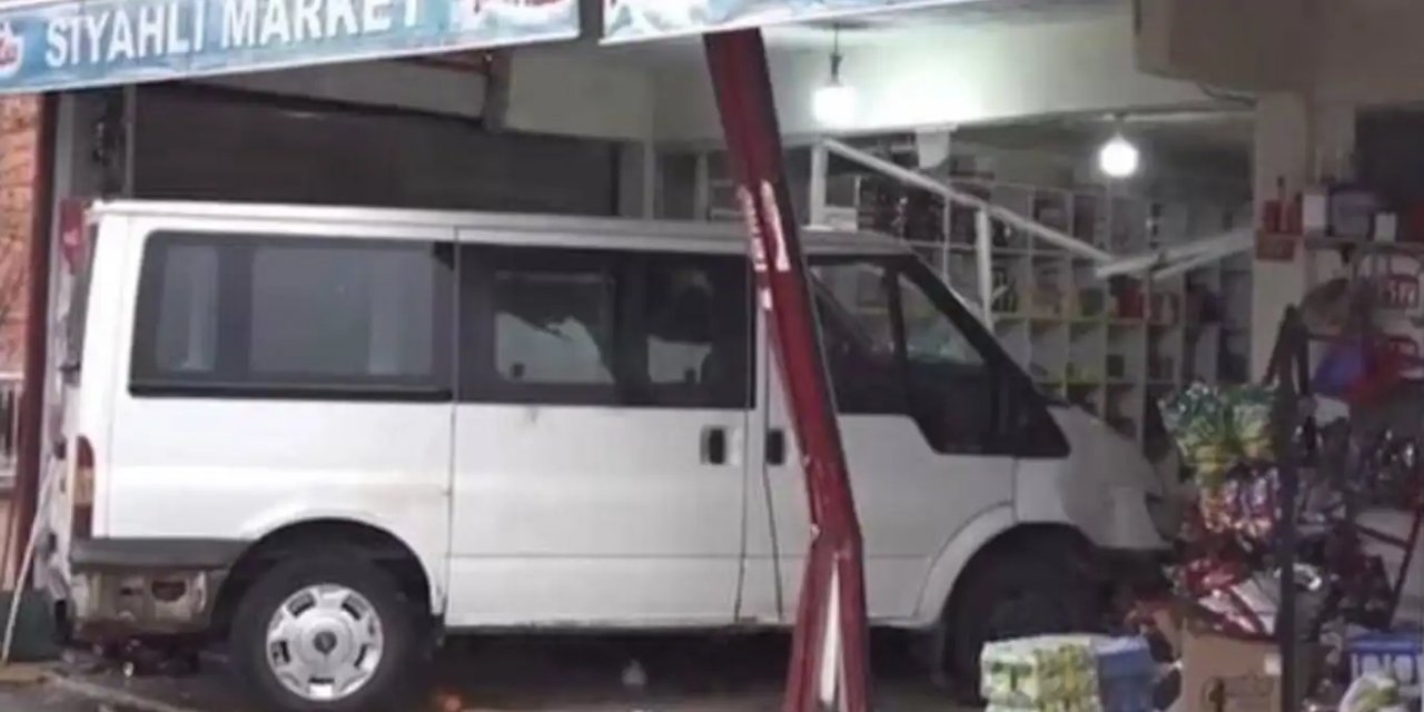 Diyarbakır'da öğrenci servisi markete daldı: 5 yaralı