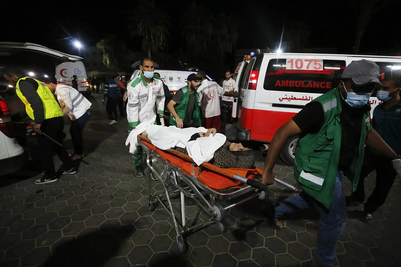 Siyonist rejim Gazze'de hastaneleri bombalıyor