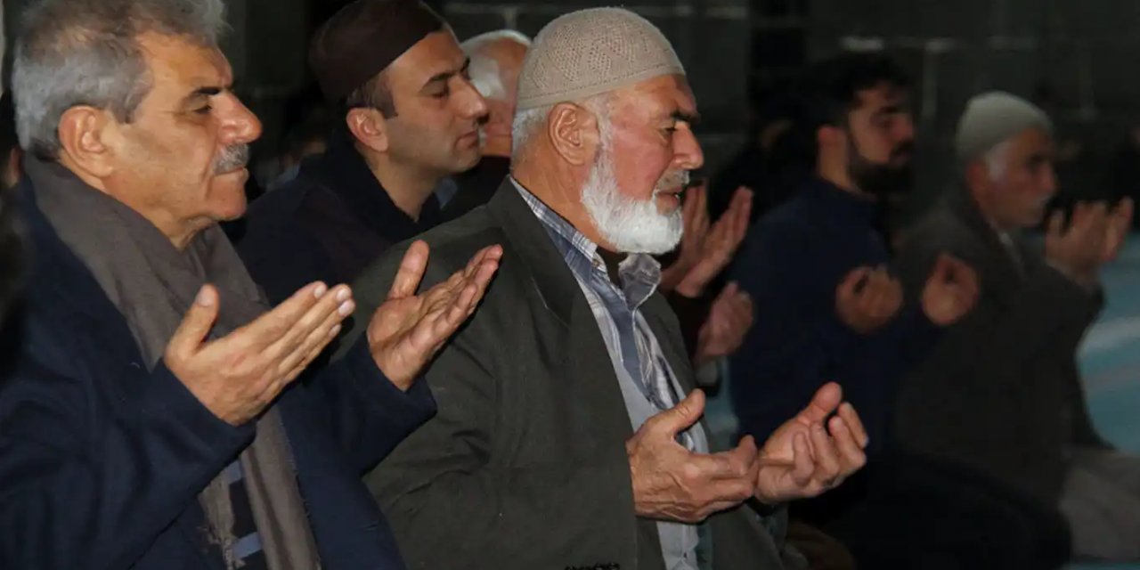 Diyarbakırlılar Regaip Kandili'nde ellerini Filistin için semaya açtı