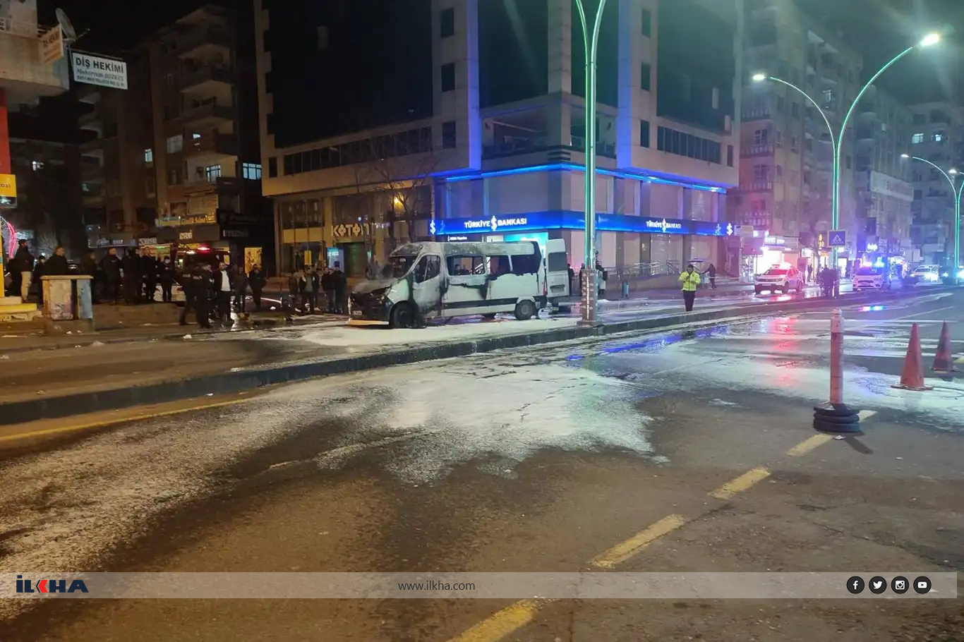 Diyarbakır'da seyir halindeki yolcu minibüsü alev aldı
