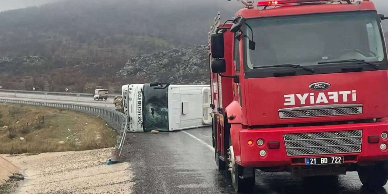 Li Diyarbekirê mîdîbusa Dîcle Beledîyesporê qeza kir: 10 birîndar