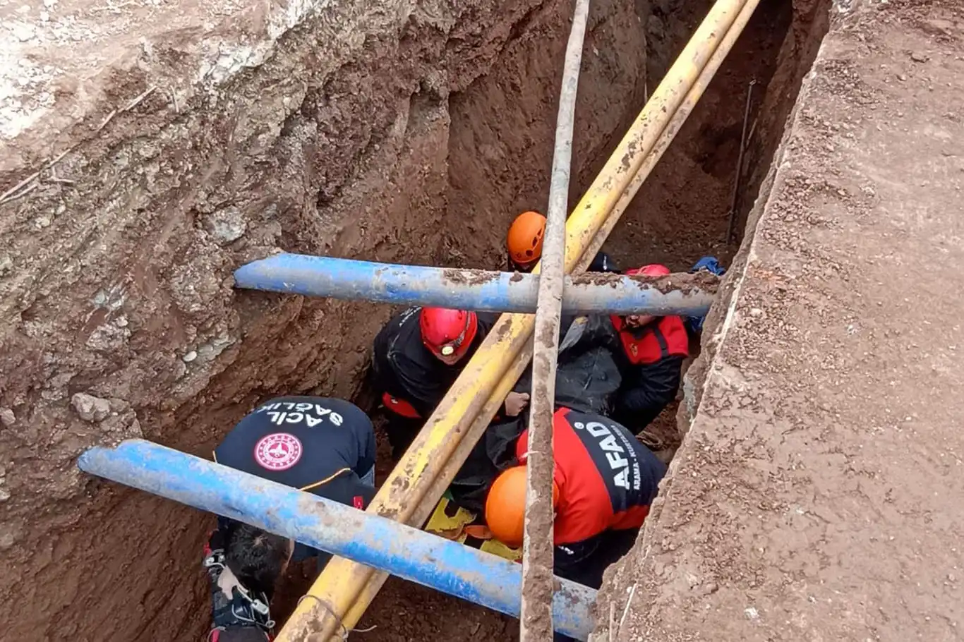 Li Agirîyê di dema xebata kolandinê de hilweşîn pêk hat: Karkerekî canê xwe ji dest da