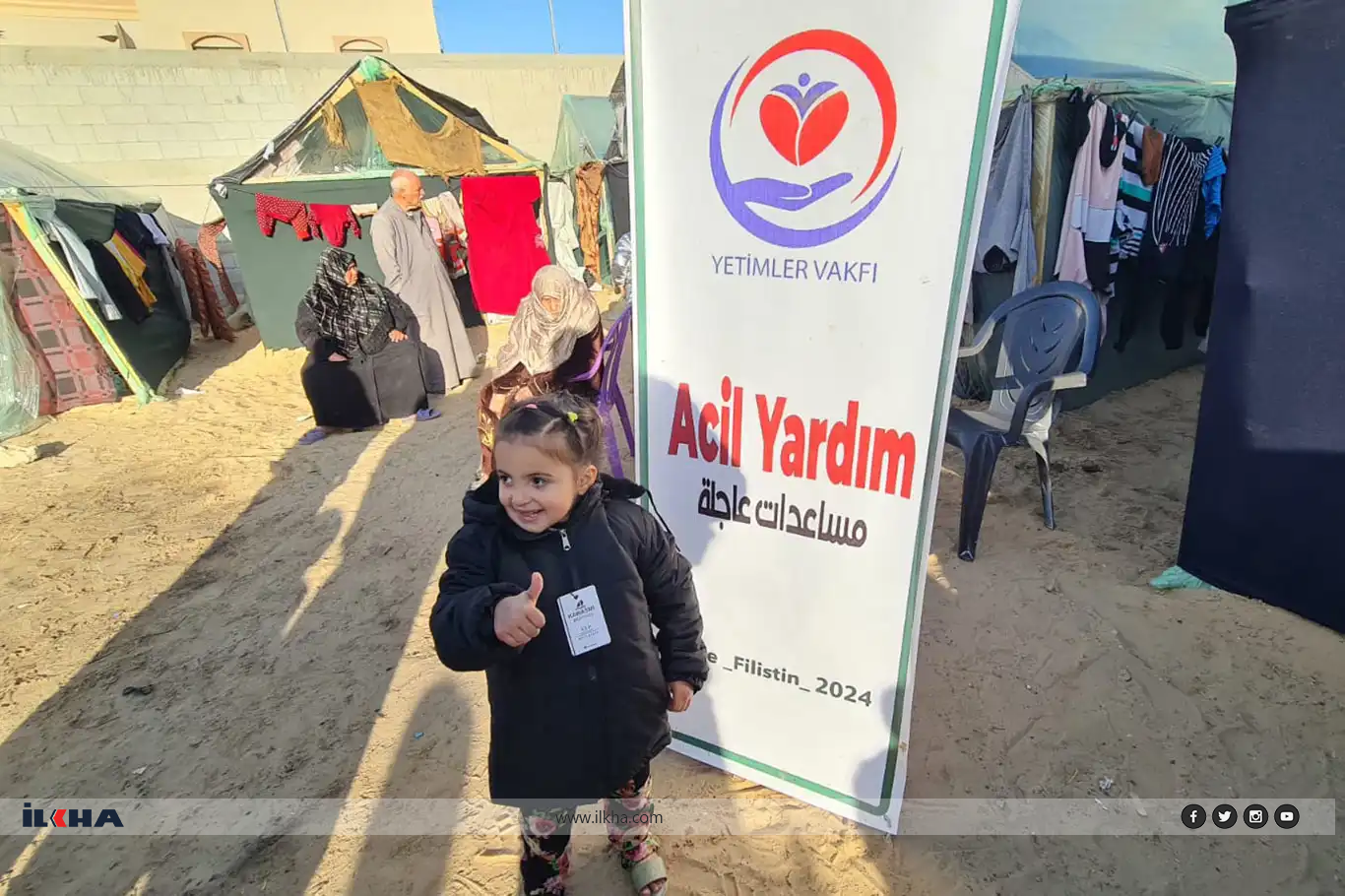 Weqfa Êtîman ji zarokên Xezzeyî re alîkarîya cil û bergê zivistanê kir