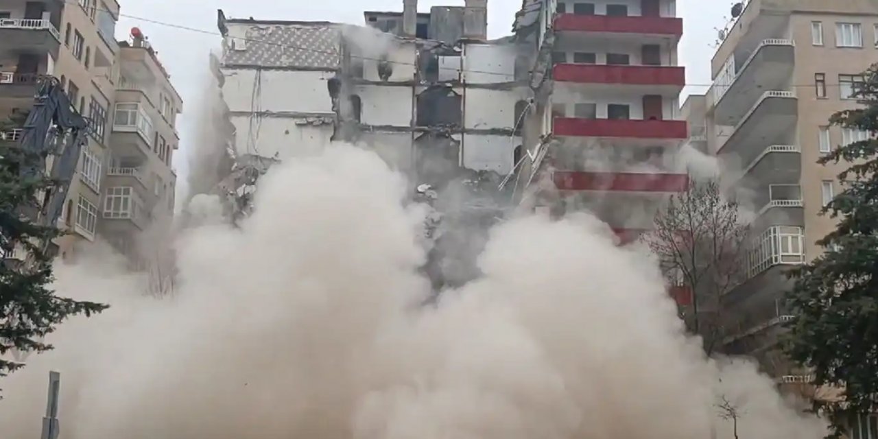 Diyarbakır'da depremde ağır hasar alan bina kontrollü şekilde yıkıldı