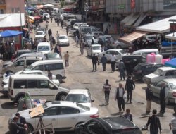 Otopark sıkıntısı kaldırımları işgal ettiriyor