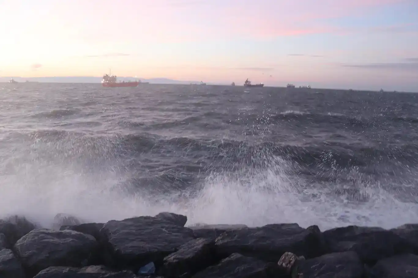 Di Behra Marmarayê de keştîya kargoyê bin av bû