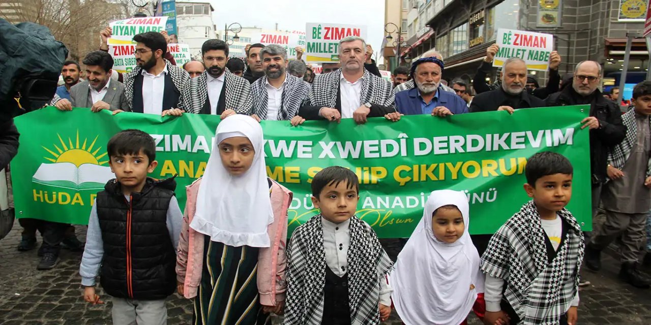 HUDA PARê li Dîyarbekirê bi silogana “Li Zimanê Xwe Xwedî Derdikevim” meşek li dar xist