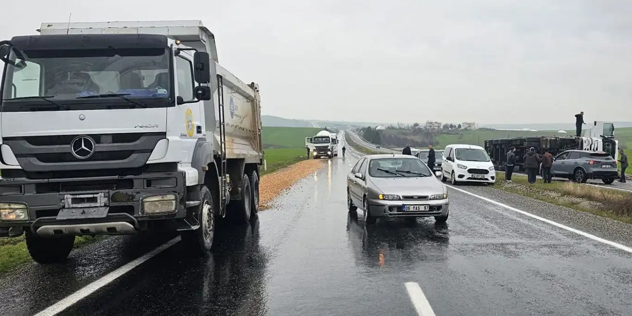 Diyarbakır Silvan yolunda yüklü tır devrildi: 2 yaralı