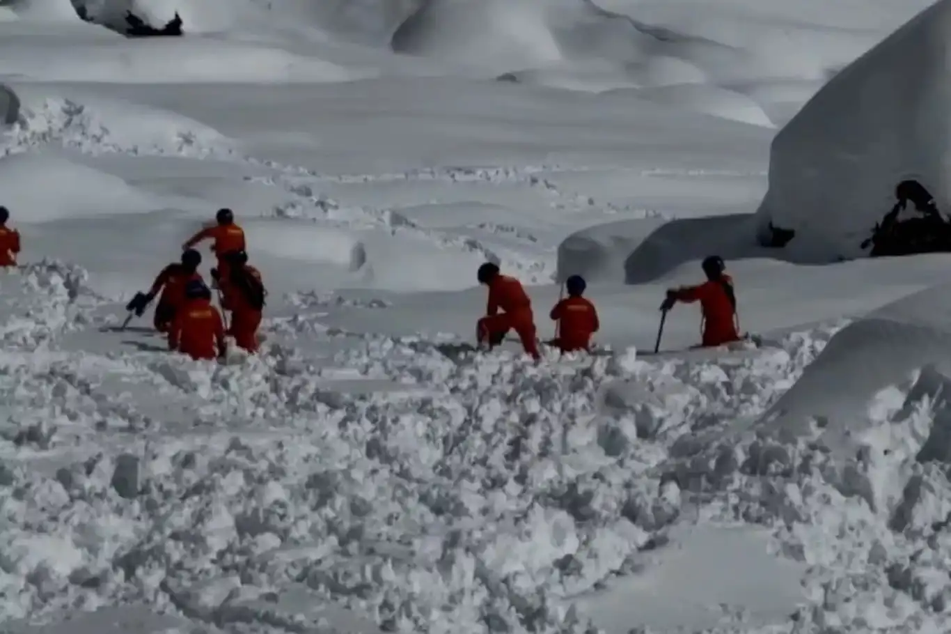 Li Japonyayê 3 kes di bin aşîtê de man