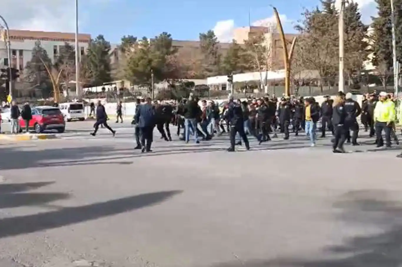 Li ber dadgehê bi çek û kêran şer derket: 2 jê giran 10 birîndar