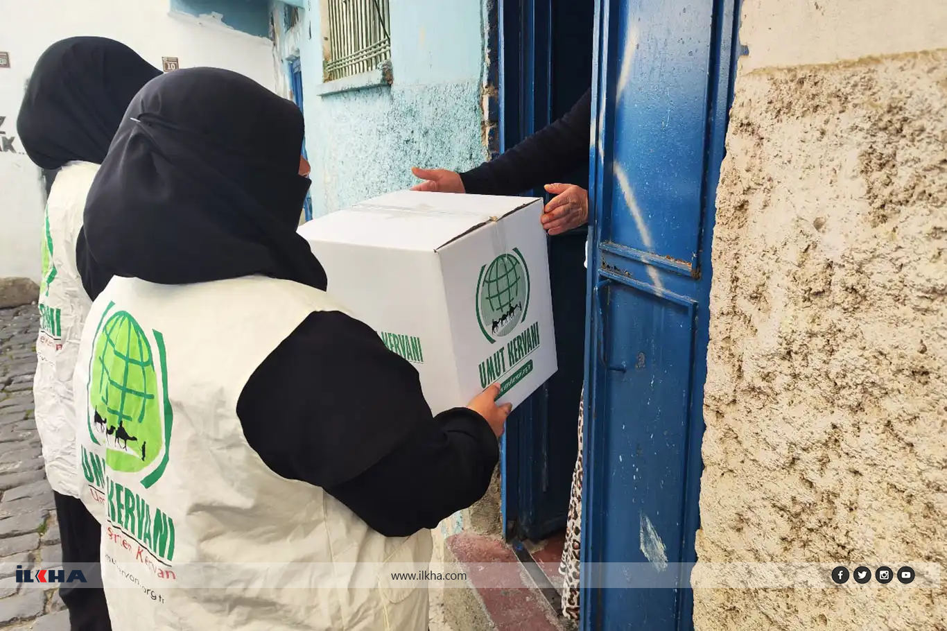 Diyarbakır Umut Kervanı Kadın Kolları yüzlerce aileye gıda yardımında bulundu
