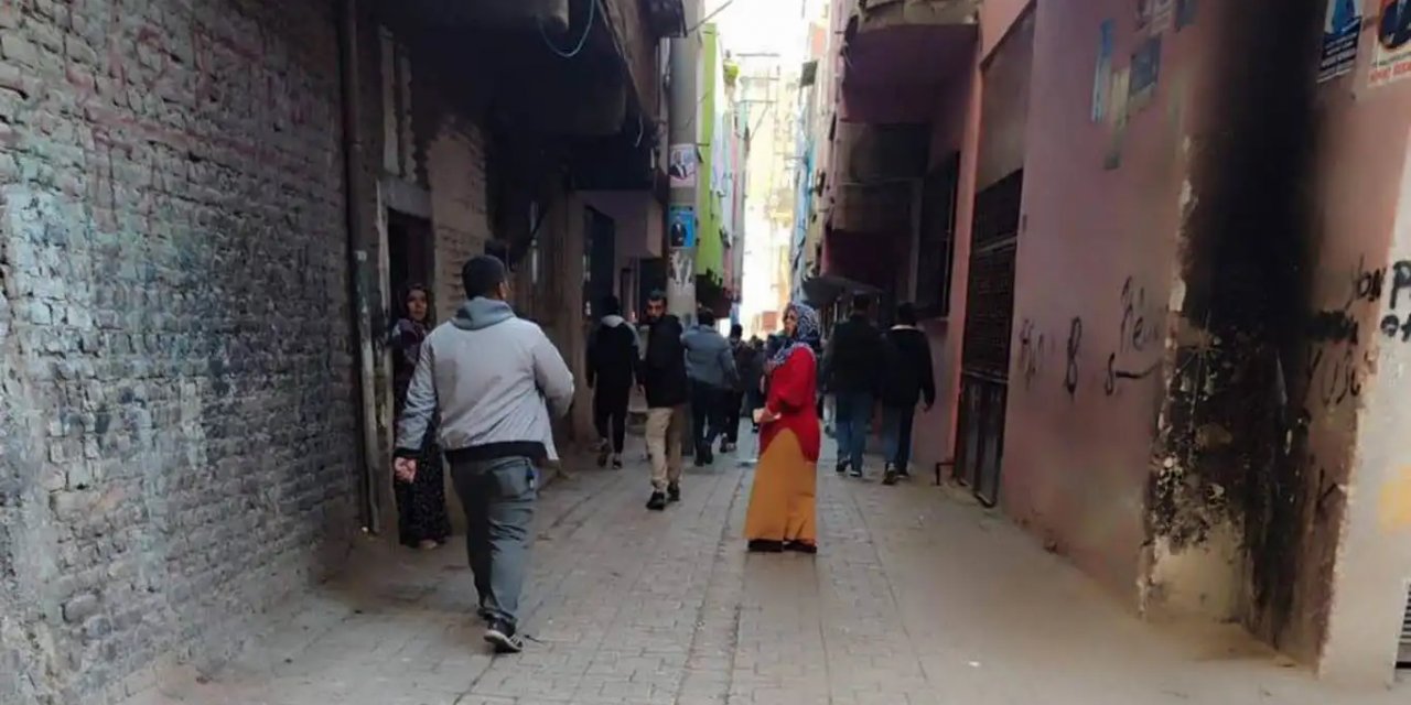 Diyarbakır Bağlar ilçesi Fatih Mahallesi’nde aileler arasında silahlı kavga: Bir ölü 2 yaralı