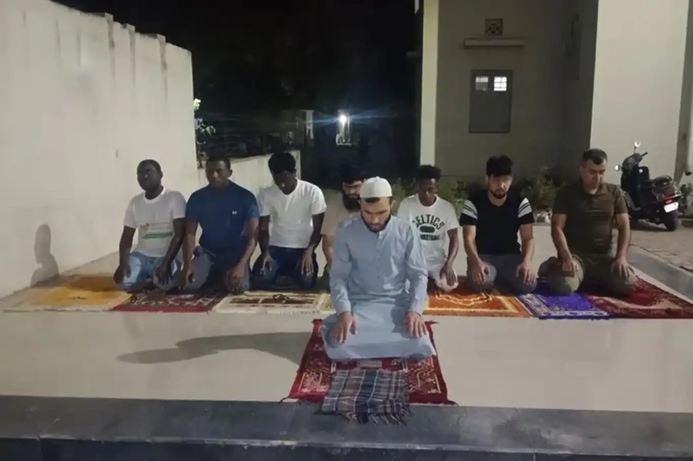 Çeteyên Hîndû êrîşî xwendekarên ku nimêja terawîhê dikirin kir