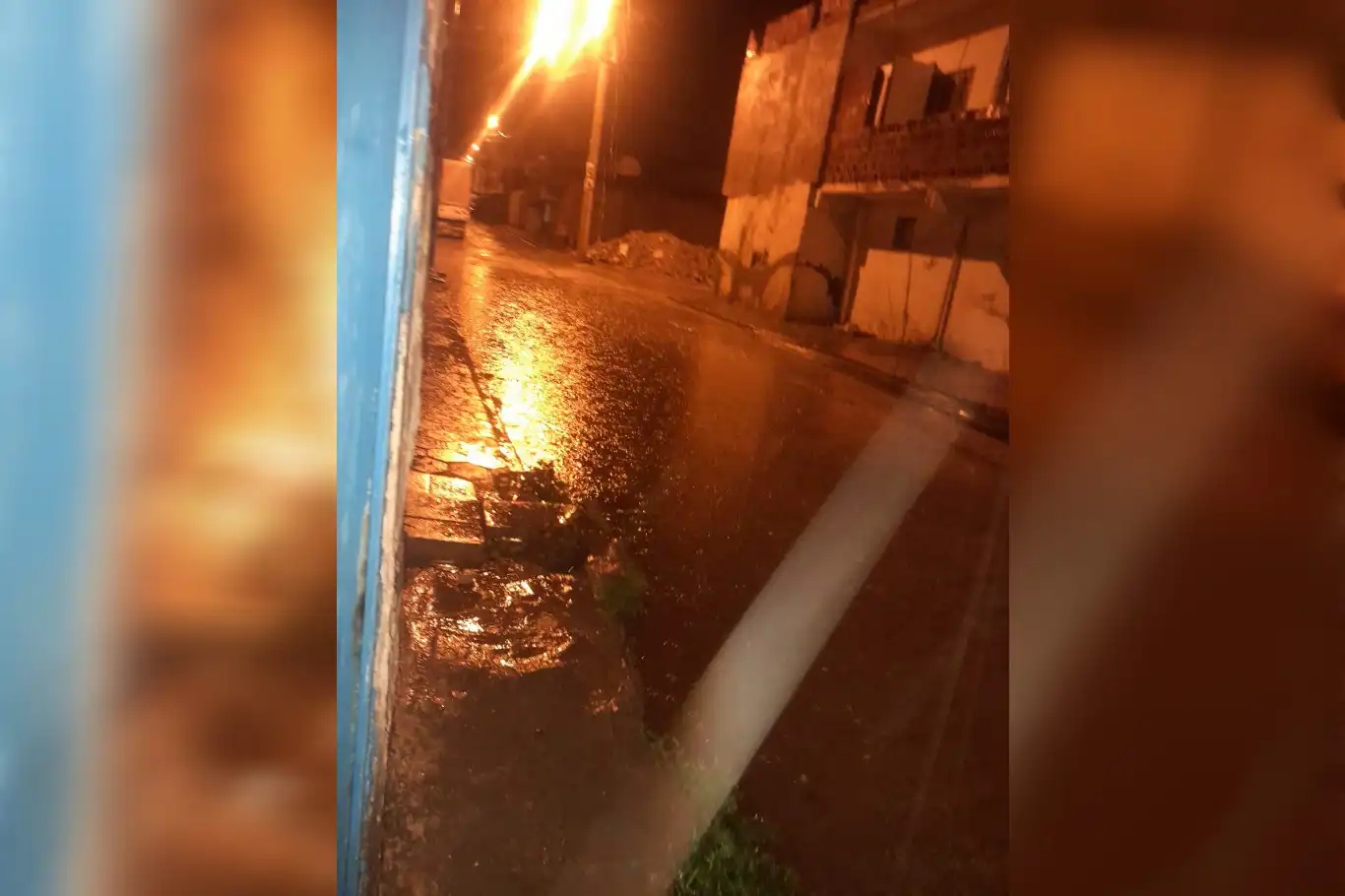 Li Mêrdînê ji ber barîna baranê xanî di bin avê de man