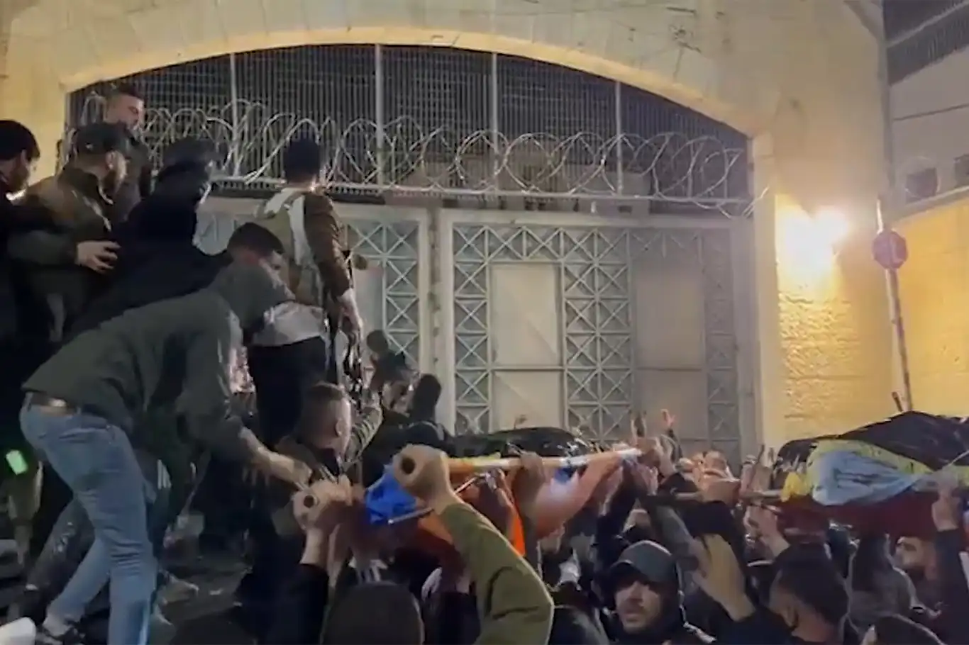 Wezîfedarên ewlehîyê ya Ebbas, êrîşî merasîma cenazeya şehîdan kir