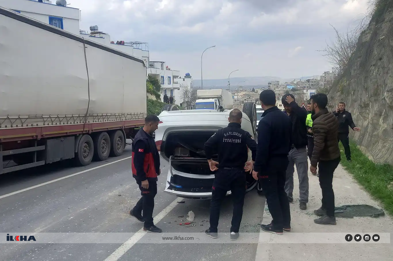 Li Rihayê wesayîta ku ji kontrolê derket teqle avêt