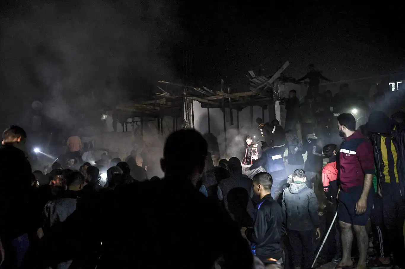 Rejîma sîyonîst a îşxalker, li Refahê xanîyek bombe kir: 15 şehîd