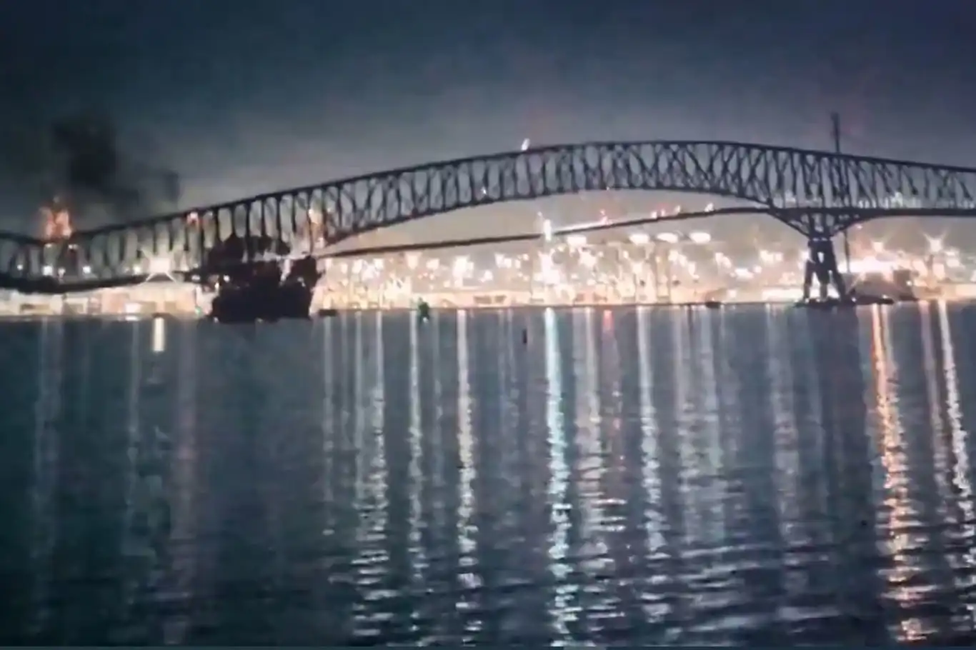 Li Emrîqayê keştîya kargoyê li pirê qelibî, pir hilweşîya