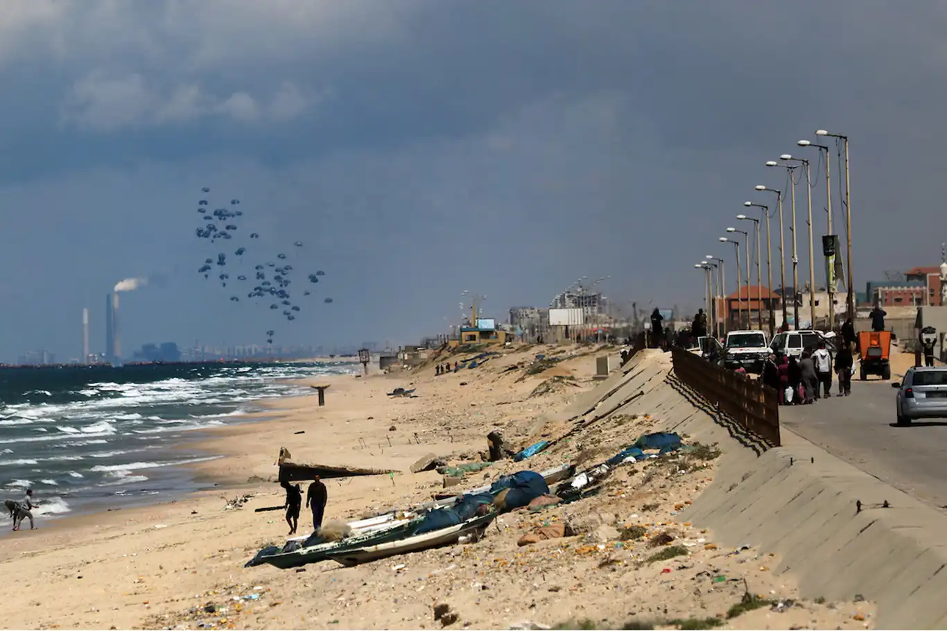 Gazze'de havadan atılan yardımlar yaşatmak yerine katlediyor!
