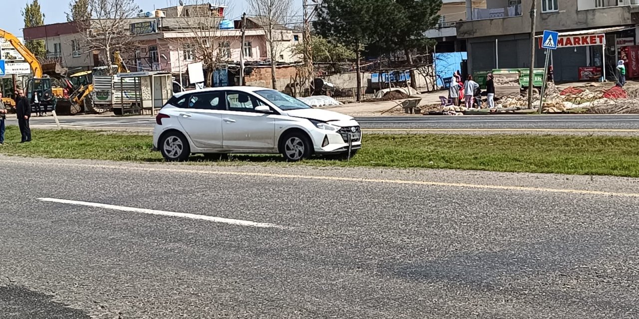 Çınar'da karşıdan karşıya geçmeye çalışan öğrenciye otomobil çarptı