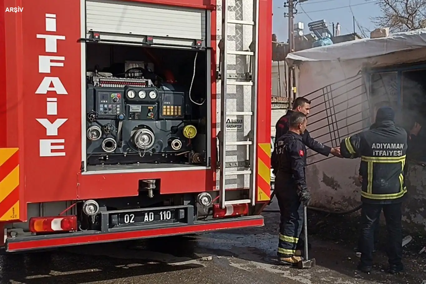 Li Semsûrê di qonteynirên ku karker di nav de bûn de şewat derket