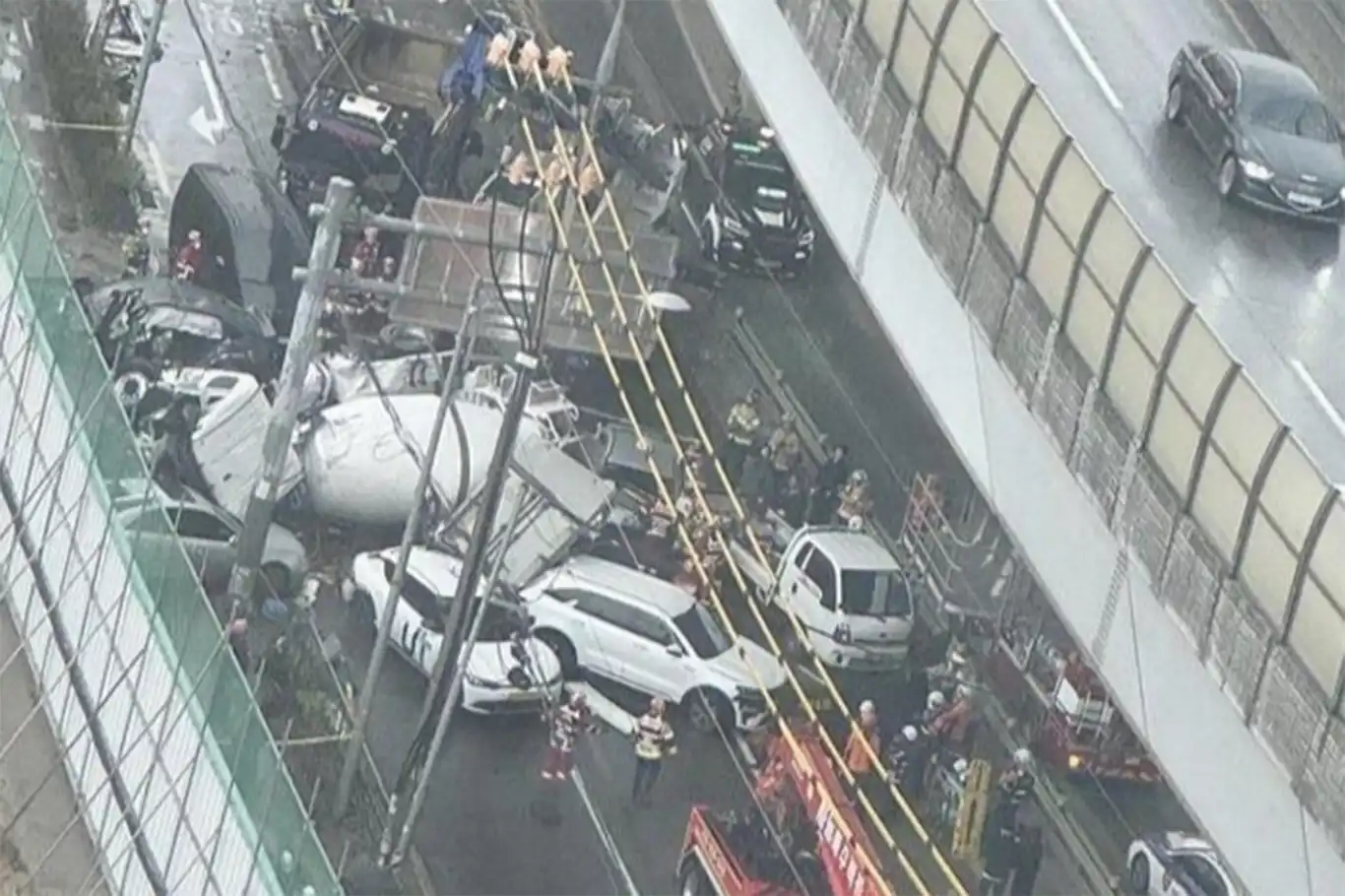 Li Koreya Başûr qezaya zîncîrî pêk hat: 17 birîndar