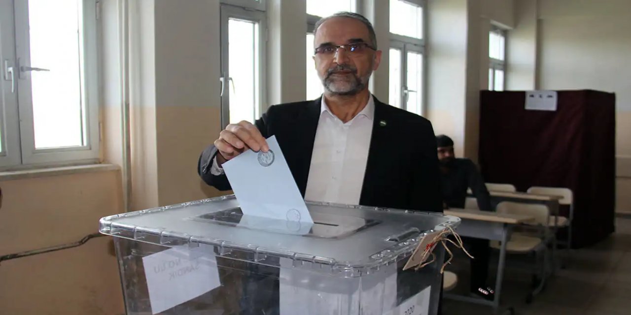 HÜDA PAR Genel Başkan Vekili İshak Sağlam oyunu Diyarbakır'da kullandı