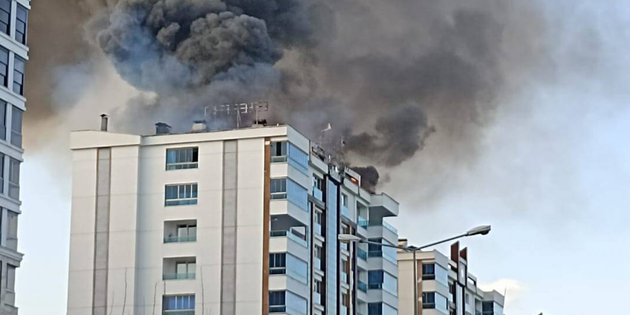 Diyarbakır'da bir binanın çatı katında yangın: 2 itfaiye eri yaralandı