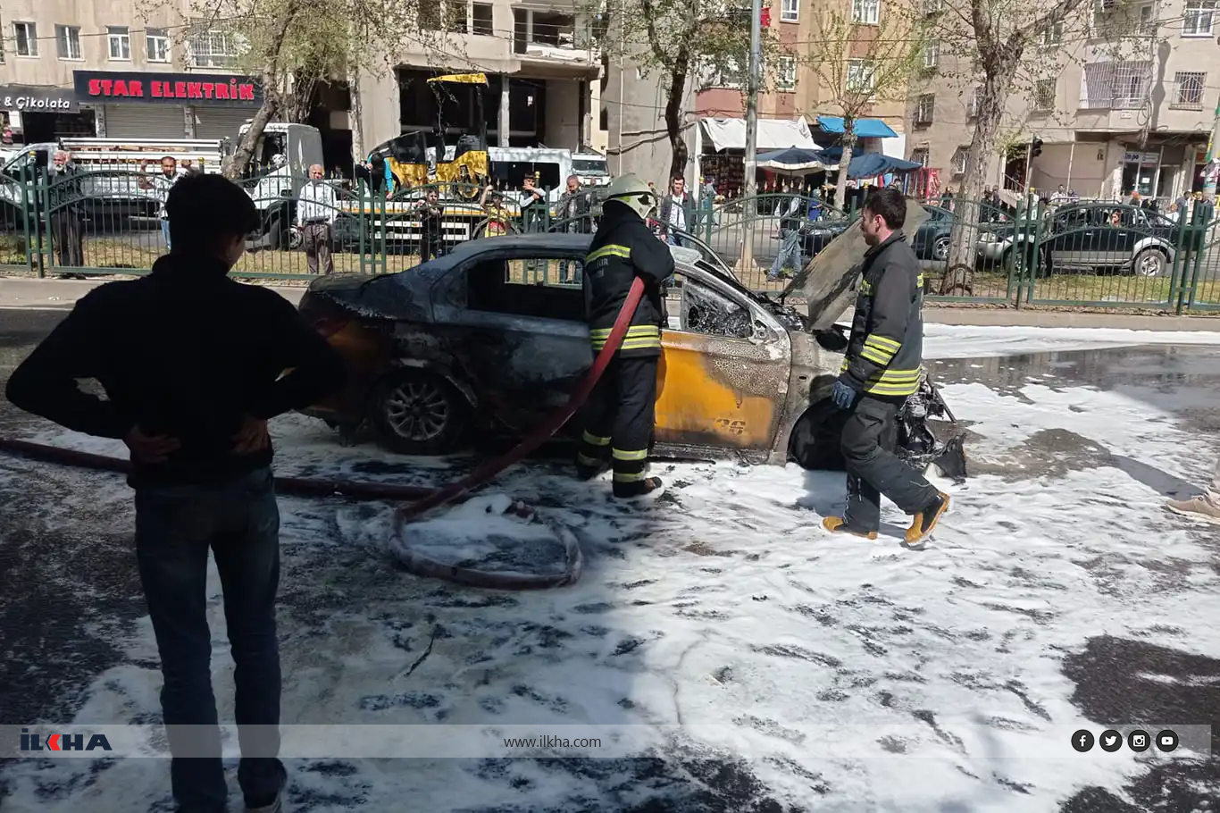 Diyarbakır'da kırmızı ışıkta duran ticari araç aniden alev aldı