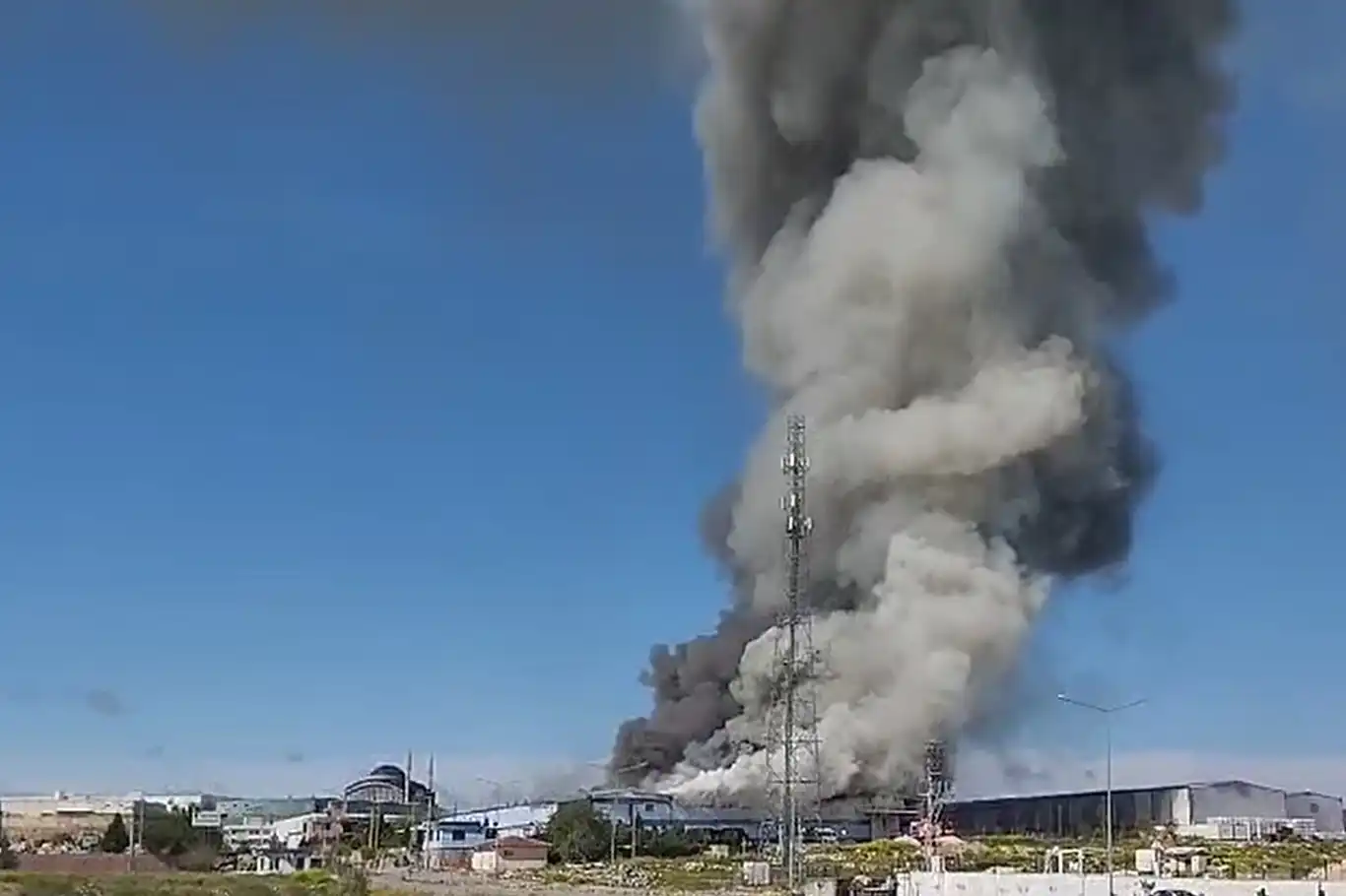 Li Rihayê di febrîqeya tekstîlê de şewat derket