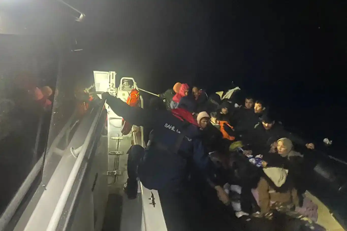 34 koçberên ku di behrê de mahsûr man hatin xelaskirin