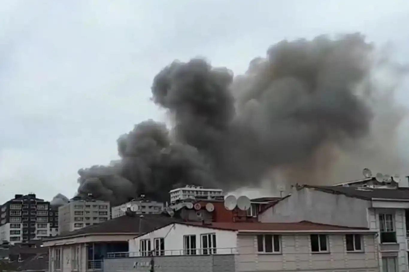 Li Stenbolê di febrîqeya derî de şewat derket