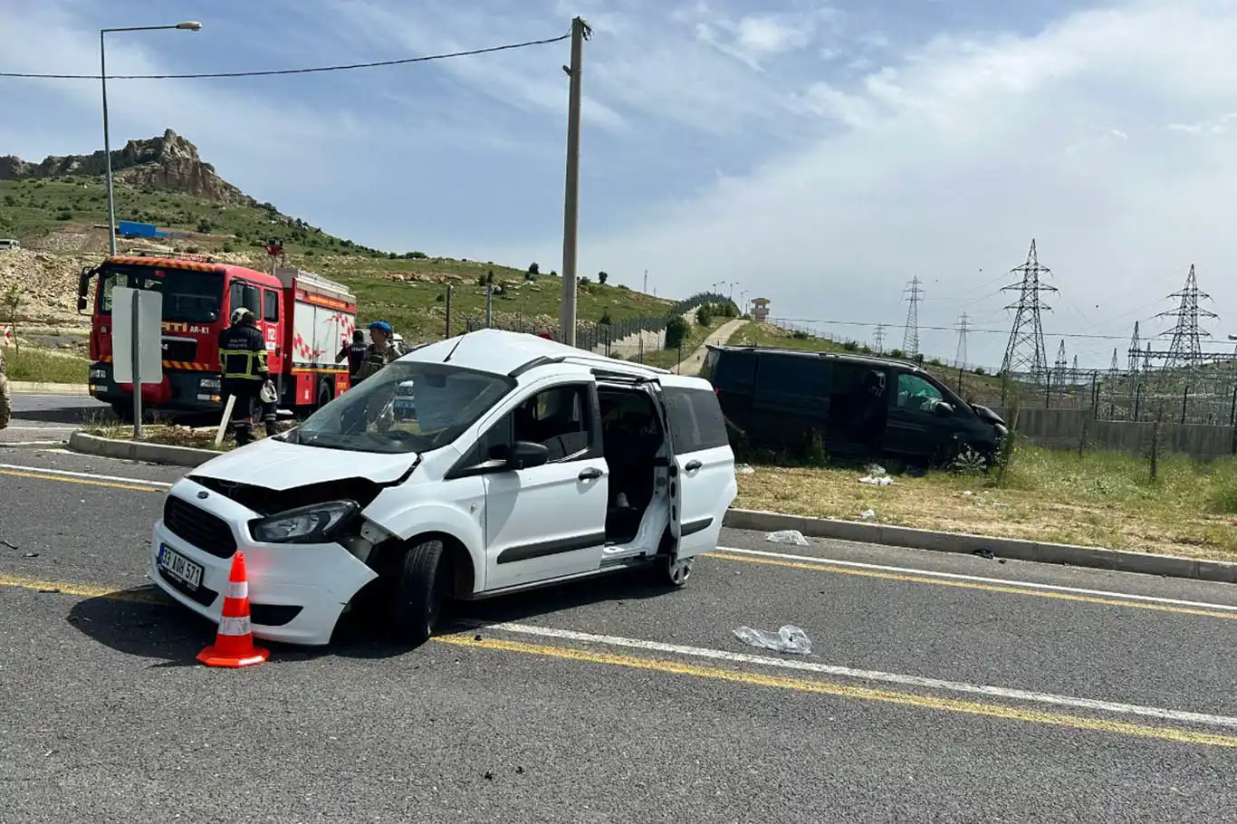 Mardin-Diyarbakır kara yolunda Panelvan ile hafif ticari araç çarpıştı: 11 yaralı