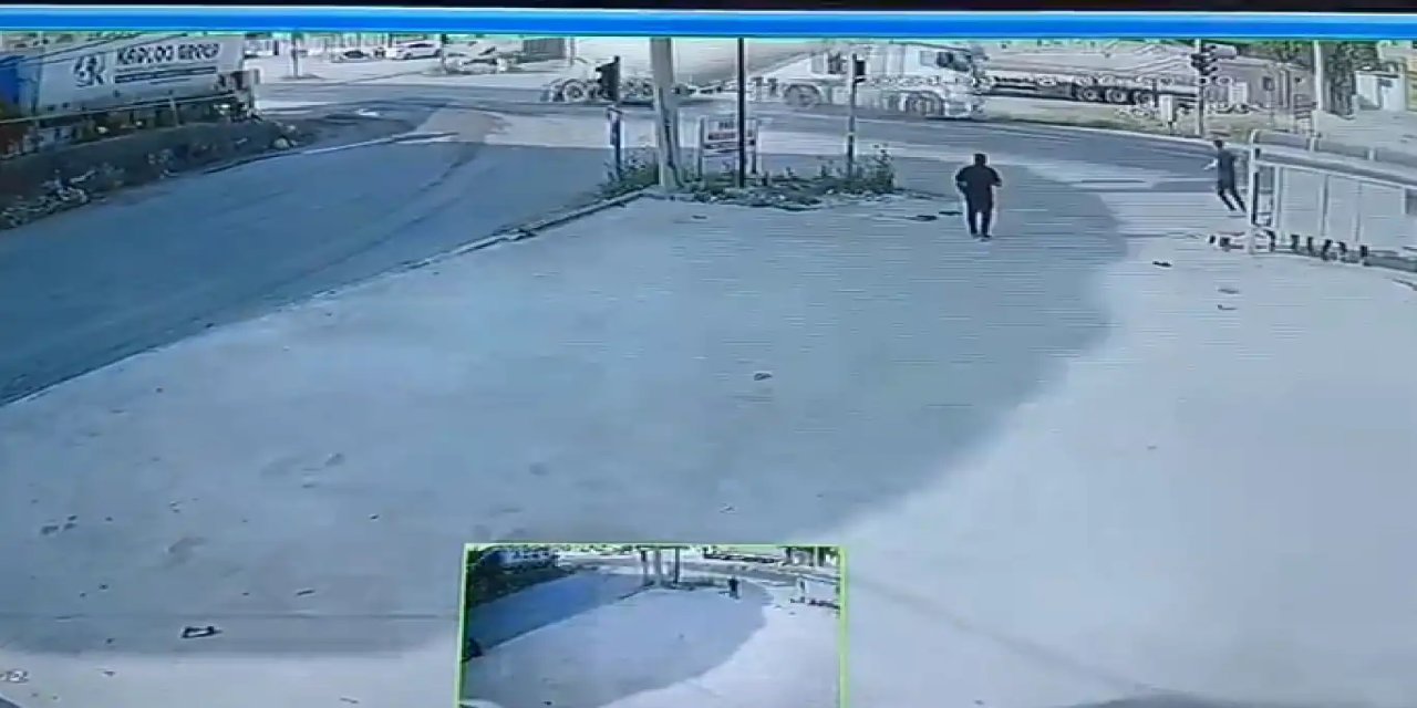 Mardin'de tır ile kamyonetin çarpışma anı güvenlik kamerasına yansıdı