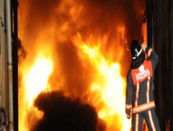 İstanbul`da Plastik Atölyesinde Yangın