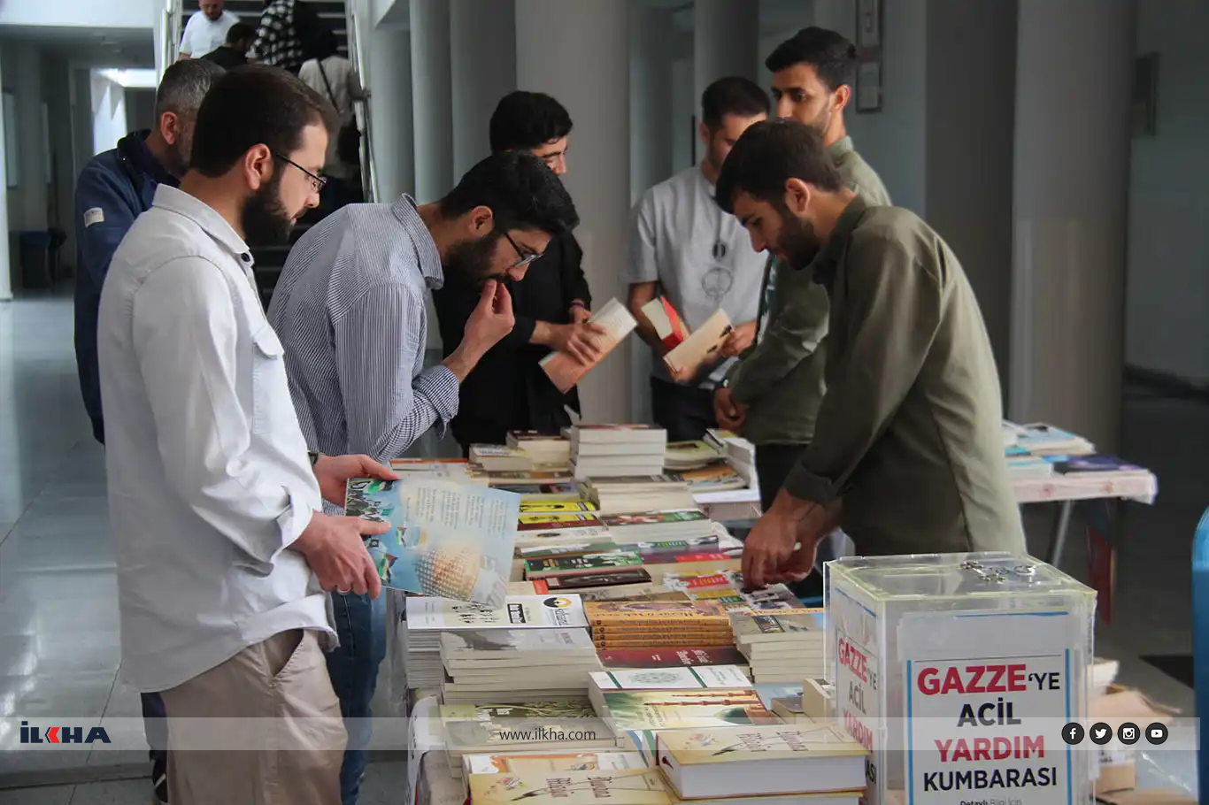 Dicle Üniversitesi öğrencileri kitap sergisi standı kurdu