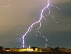 Yıldırım çarpan genç ağır yaralandı