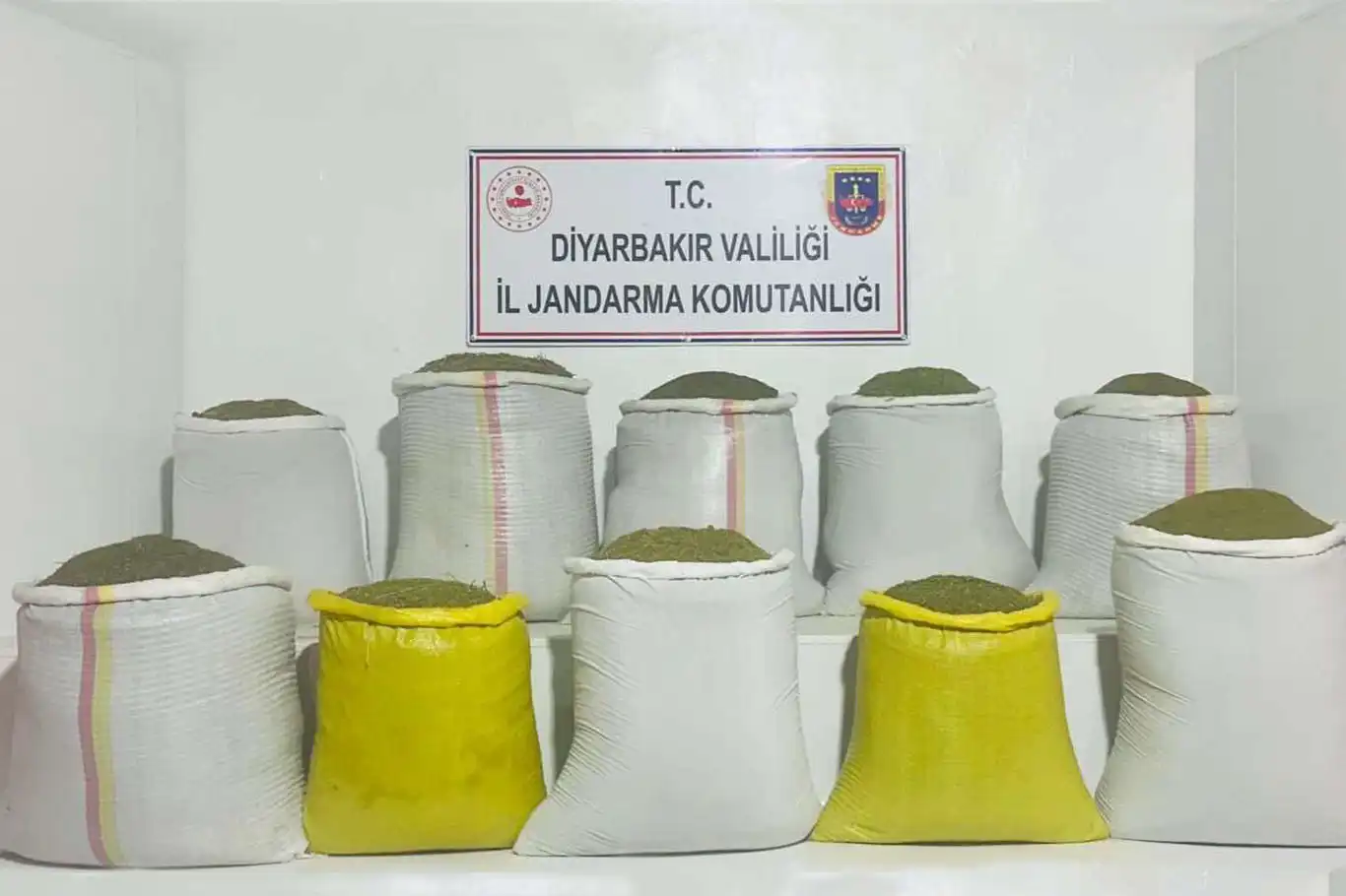 Diyarbakır'da iki ayrı operasyonda 536 kilogram esrar 994 uyuşturucu madde ele geçirildi